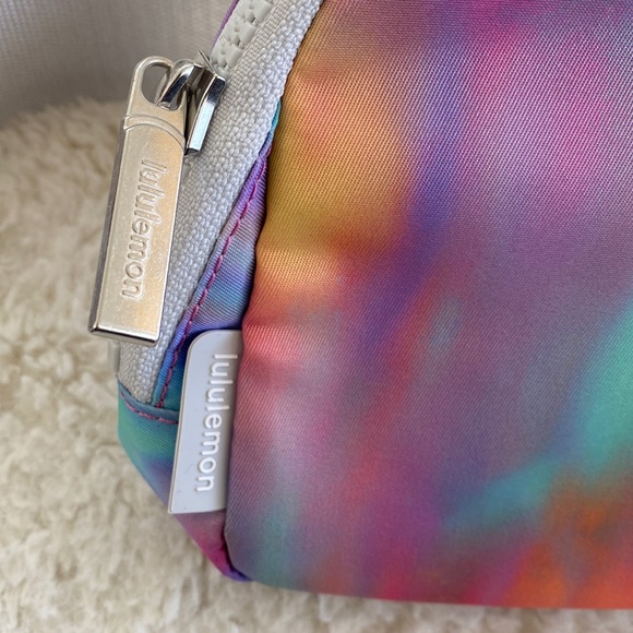 ❤️ Lululemon Everywhere Belt Bag in Prism Wash Print Multi/Vapor NWT - Picture 9 of 10